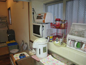 共用の台所。電子レンジやポットがあります