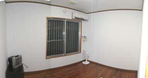 洋室のお部屋。窓とエアコン、テレビがあります